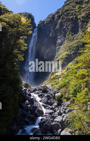 Devils Punchbowl ist ein atemberaubender 131 m langer Wasserfall, wo Sie die volle Kraft und den Klang des frischen Bergwasserfalls spüren können. Stockfoto