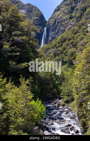 Devils Punchbowl ist ein atemberaubender 131 m langer Wasserfall, wo Sie die volle Kraft und den Klang des frischen Bergwasserfalls spüren können. Stockfoto