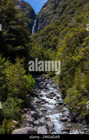 Devils Punchbowl ist ein atemberaubender 131 m langer Wasserfall, wo Sie die volle Kraft und den Klang des frischen Bergwasserfalls spüren können. Stockfoto