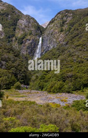 Devils Punchbowl ist ein atemberaubender 131 m langer Wasserfall, wo Sie die volle Kraft und den Klang des frischen Bergwasserfalls spüren können. Stockfoto