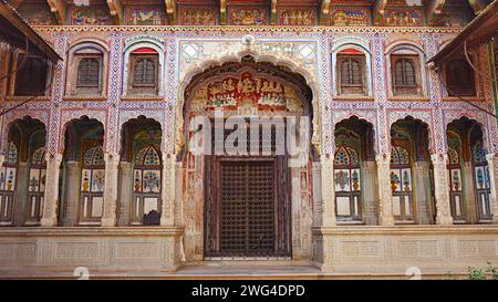 Eingang und Fassade des Kamal Morarka Haveli Museums, Nawalgarh, Rajasthan, Indien. Stockfoto