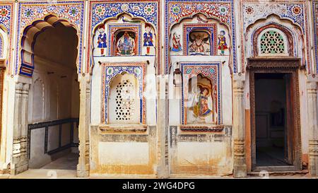 Gemälde von hinduistischen Göttern an den Wänden des Kamal Morarka Haveli Museums, Nawalgarh, Rajasthan, Indien. Stockfoto