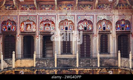 Türen im zweiten Stock mit gemalten Fresken von Familienmitgliedern aus Mararka, Kamal Morarka Haveli Museum, Nawalgarh, Rajasthan, Indien. Stockfoto