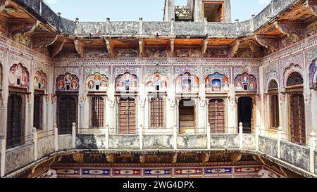 Türen im zweiten Stock mit gemalten Fresken von Familienmitgliedern aus Mararka, Kamal Morarka Haveli Museum, Nawalgarh, Rajasthan, Indien. Stockfoto