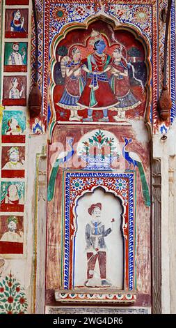 Gemälde des Königs mit Mägden und anderen Königen auf der Seite, Kamal Morarka Haveli Museum, Nawalgarh, Rajasthan, Indien. Stockfoto