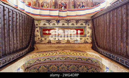 Gemälde an der Decke des Eingangs des Kamal Morarka Haveli Museums, Nawalgarh, Rajasthan, Indien. Stockfoto