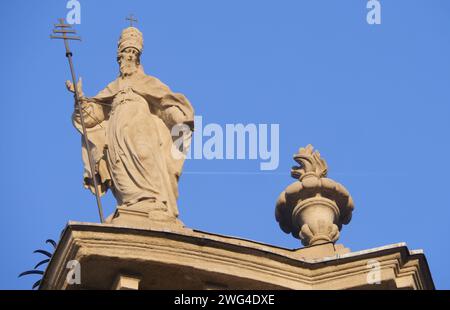Fassade und Statuen der Basilika San Martino in Treviglio, Bergamo, Italien Stockfoto
