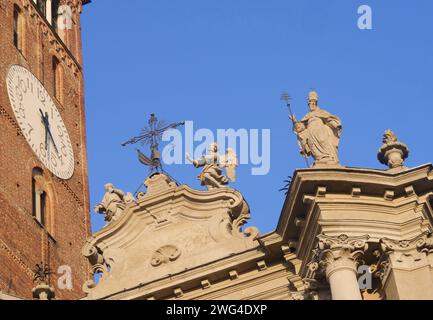 Fassade und Statuen der Basilika San Martino in Treviglio, Bergamo, Italien Stockfoto