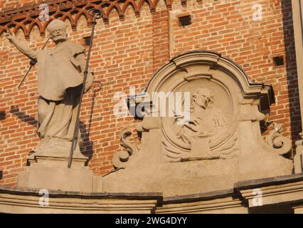 Fassade und Statuen der Basilika San Martino in Treviglio, Bergamo, Italien Stockfoto