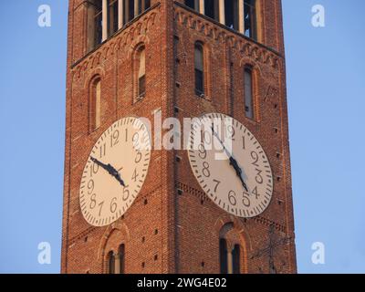 Glockenturm der Basilika San Martino in Treviglio, Bergamo, Italien Stockfoto