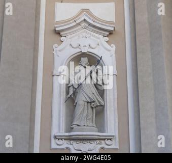 Fassade und Statuen der Basilika San Martino in Treviglio, Bergamo, Italien Stockfoto