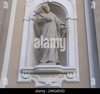 Fassade und Statuen der Basilika San Martino in Treviglio, Bergamo, Italien Stockfoto