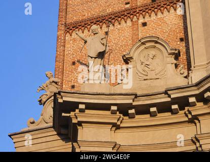 Fassade und Statuen der Basilika San Martino in Treviglio, Bergamo, Italien Stockfoto