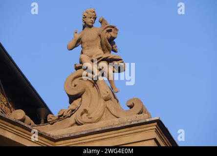 Fassade und Statuen der Basilika San Martino in Treviglio, Bergamo, Italien Stockfoto