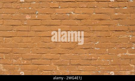 Gemalte Ziegelwand mit brauner Farbe mit schäbiger Textur und hervorgehobenem Reliefmuster als leerer Tapetenhintergrund und grafische Ressource für Design Stockfoto