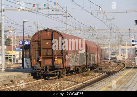 Güterzug im Transit am Hauptbahnhof Treviglio auf der Bahnstrecke Mailand-Venedig Stockfoto