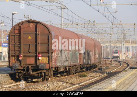 La proposta nell'ottica di incoraggiare il trasferimento del trasporto merci verso il sistema ferroviario, rispetto al trasporto su gomma per ridurre Stockfoto