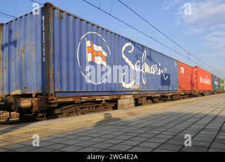 Güterzug im Transit am Hauptbahnhof Treviglio auf der Bahnstrecke Mailand-Venedig Stockfoto