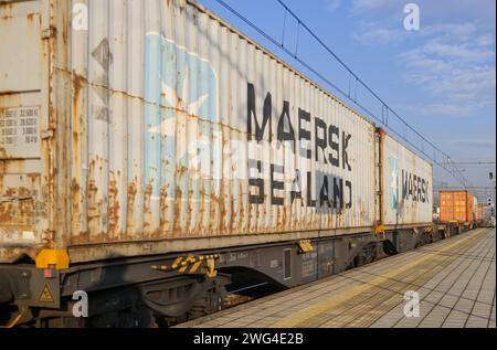 Güterzug im Transit am Hauptbahnhof Treviglio auf der Bahnstrecke Mailand-Venedig Stockfoto