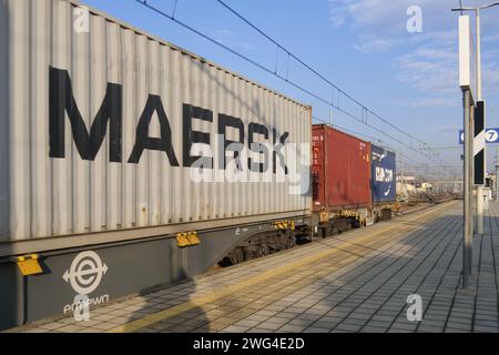 Güterzug im Transit am Hauptbahnhof Treviglio auf der Bahnstrecke Mailand-Venedig Stockfoto