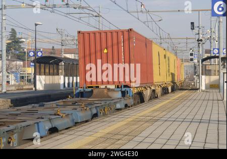 La proposta nell'ottica di incoraggiare il trasferimento del trasporto merci verso il sistema ferroviario, rispetto al trasporto su gomma per ridurre Stockfoto