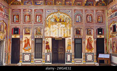 Lord Krishna mit Gopikas und anderen Fresken im Dr. Ramnath Podar Haveli Museum, Nawalgarh, Rajasthan, Indien. Stockfoto