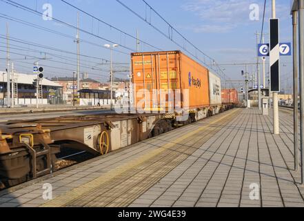 Güterzug im Transit am Hauptbahnhof Treviglio auf der Bahnstrecke Mailand-Venedig Stockfoto