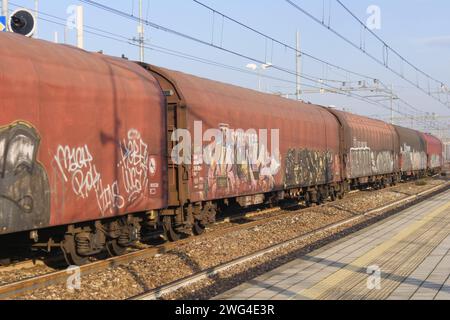 Güterzug im Transit am Hauptbahnhof Treviglio auf der Bahnstrecke Mailand-Venedig Stockfoto