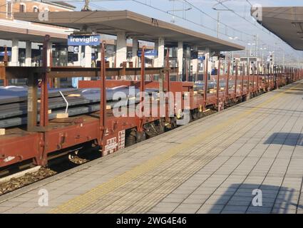 Güterzug im Transit am Hauptbahnhof Treviglio auf der Bahnstrecke Mailand-Venedig Stockfoto