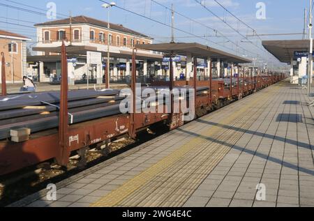 Güterzug im Transit am Hauptbahnhof Treviglio auf der Bahnstrecke Mailand-Venedig Stockfoto