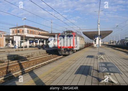 Güterzug im Transit am Hauptbahnhof Treviglio auf der Bahnstrecke Mailand-Venedig Stockfoto