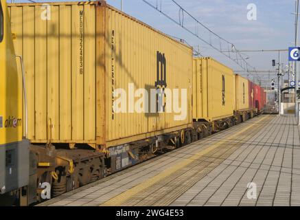 Güterzug im Transit am Hauptbahnhof Treviglio auf der Bahnstrecke Mailand-Venedig Stockfoto