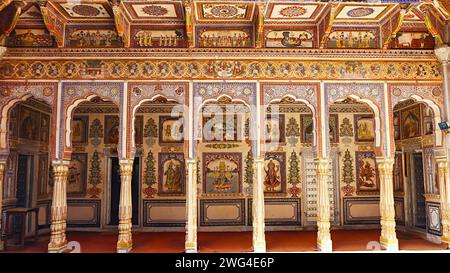 Gemälde von Hindugott und Göttin und Säulen des Dr. Ramnath Podar Haveli Museums, Nawalgarh, Rajasthan, Indien. Stockfoto