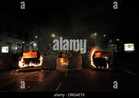 2. Februar 2024, Buenos Aires, Bundeshauptstadt, Argentinien: 2. Februar, 2024, Buenos Aires, Argentinien: die Sicherheitsbehörden des argentinischen Staates unterdrückten Demonstranten, die in der Nähe des Nationalkongresses protestierten, um die Zustimmung des umstrittenen Omnibus-Gesetzes des neu gewählten Präsidenten Javier Milei in der Abgeordnetenkammer abzulehnen. Bei der Repression wurden ältere Erwachsene geschlagen, überfahren und mit Pfefferspray besprüht. Sie nahmen auch einen Fotografen fest. (Kreditbild: © Roberto Almeida Aveledo/ZUMA Press Wire) NUR REDAKTIONELLE VERWENDUNG! Nicht für C Stockfoto