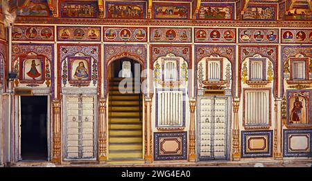 Gemalte Wände mit Porträts von Rajput Kings, Dr. Ramnath Podar Haveli Museum, Nawalgarh, Rajasthan, Indien. Stockfoto