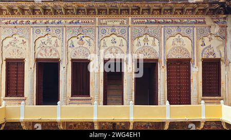 Gemälde und Fenster von Shri Pushkar thalia Haveli, Mandawa, Jhunjhunu, Rajasthan, Indien. Stockfoto