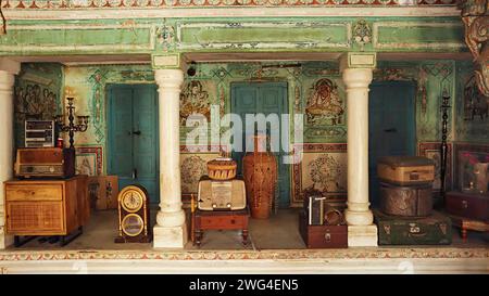 Blick auf antike Gegenstände wie Radio und Uhren im Shri Pushkar thalia Haveli, Mandawa, Jhunjhunu, Rajasthan, Indien. Stockfoto