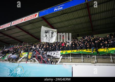 OSS, NIEDERLANDE - 2. FEBRUAR: Fans von ADO den Haag feiern den Sieg beim niederländischen Keuken Kampioen Divisie Spiel zwischen TOP Oss und ADO den Haag am 2. Februar 2024 im Frans Heesen Stadion in Oss, Niederlande. (Foto: Gabriel Calvino Alonso/Orange Pictures) Stockfoto