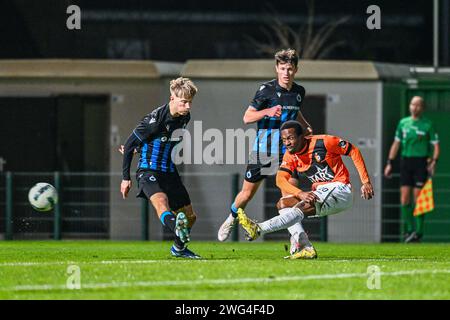 Mamadou Kone (20) von KMSK Deinze, dargestellt während eines Fußballspiels zwischen Club NXT und KMSK Deinze am 20. Spieltag der Challenger Pro League 2023-2024 , am Freitag, den 2. Februar 2024 in Roeselare , Belgien . FOTO SPORTPIX | Stijn Audooren Credit: Sportpix/Alamy Live News Stockfoto