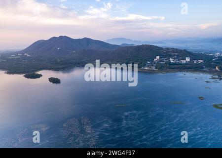 Drohnenaufnahme mit Sonnenaufgang Dämmerung über aravalli-Hügeln, dem See pichola fateh sagar und der Stadtlandschaft in Udaipur, Chandigarh, Nainital, das berühmte zeigt Stockfoto