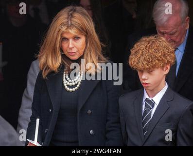 Derek Draper Beerdigung 2.2.24, Frau Kate Garraway, ging mit ihrem Sohn William hinter seinen Sarg Bild gavin rodgers/pixel8000 Stockfoto