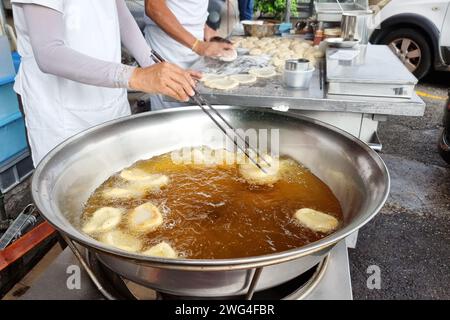 Hawker frittiert den Ham Chim Peng in Wok mit heißem Öl, einem beliebten chinesischen Street Food in Malaysia Stockfoto