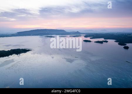 Drohnenaufnahme mit Sonnenaufgang Dämmerung über aravalli-Hügeln, dem See pichola fateh sagar und der Stadtlandschaft in Udaipur, Chandigarh, Nainital, das berühmte zeigt Stockfoto