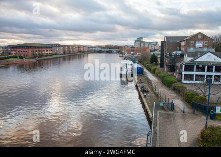 Blick auf den Fluss Tees im Stadtzentrum von Stockton on Tees, England, Großbritannien. Zwei Männer fischen am Ufer Stockfoto