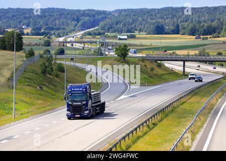 Salo, Finnland. Juli 2019. Der Blue Next Generation Scania R580 von E. Autio Oy transportiert Betonplatten auf einem Tieflader entlang der Autobahn E18. Stockfoto