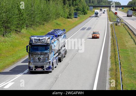 Salo, Finnland. Juli 2019. Autobahnlandschaft mit dem wunderschön angepassten Mercedes-Benz Actros Truck Xtar für den Massentransport von Kuljetus Auvinen Oy Stockfoto