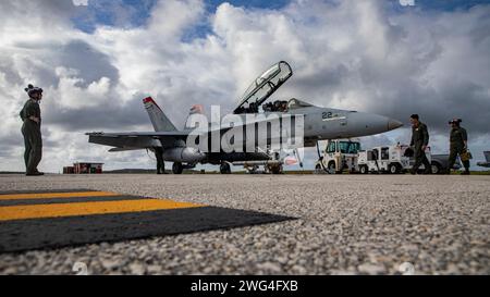 U.S. Marines mit Marine-Vorfluginspektionen auf einer F/A-18D Hornet bei Andersen AFB., Guam am 26. Januar 2024. Foto: David Getz Stockfoto