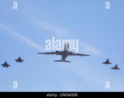 Eine Royal Air Force Voyager mit der RAF F-35 und Taifun Jets Flieger, um 2022 den 70. Jahrestag der Thronbesteigung von Königin Elisabeth II. Zu feiern Stockfoto