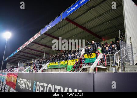 OSS, NIEDERLANDE - 2. FEBRUAR: Fans von ADO den Haag feiern den Sieg beim niederländischen Keuken Kampioen Divisie Spiel zwischen TOP Oss und ADO den Haag am 2. Februar 2024 im Frans Heesen Stadion in Oss, Niederlande. (Foto: Gabriel Calvino Alonso/Orange Pictures) Stockfoto