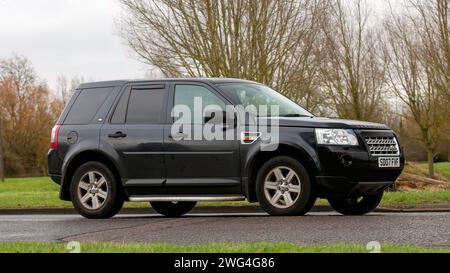 Milton Keynes, UK-18. Januar 2024: 2007 schwarzes Land Rover Freelander Auto, das auf einer englischen Landstraße fährt. Stockfoto